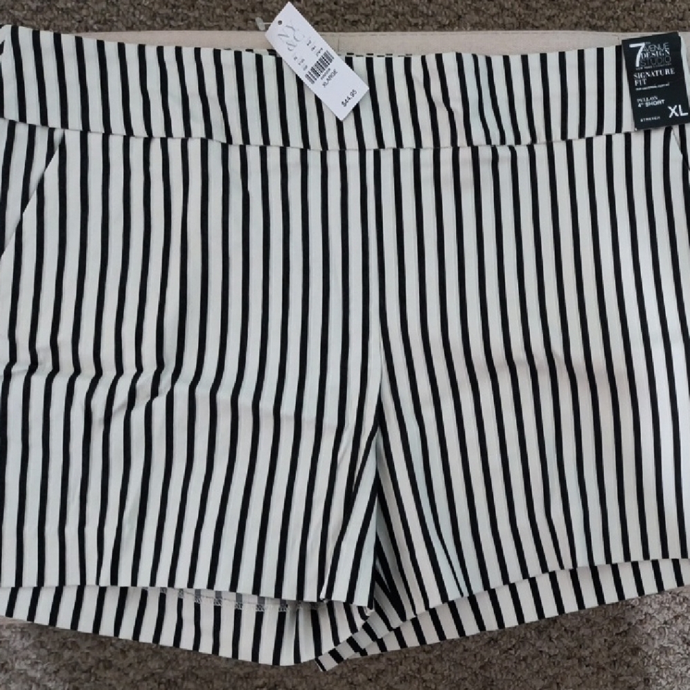 New York & Company Black and White Striped Women Shorts